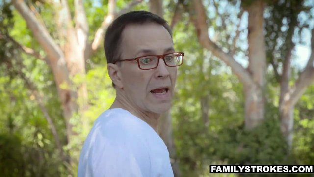 Превью Девушка в спальне прыгает растянутой вагиной по крепкому члену молодца № 2092