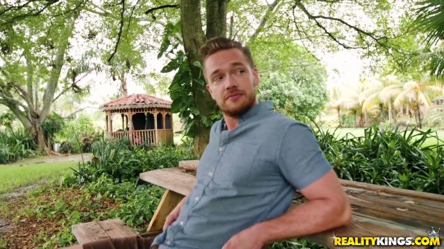 Рыжая в душе пристает к чужому мужу и отдается ему раком в лохматую щель