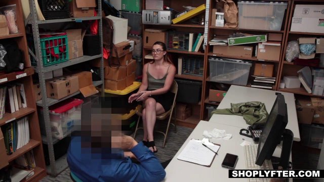 Охранник натрахался с продавщицей в подсобке и слил ей семя на лицо