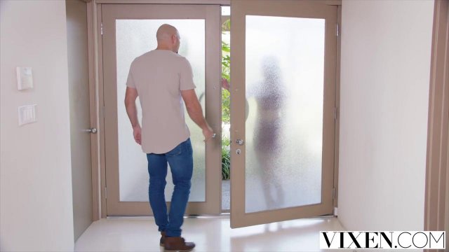 Мощный бодибилдер чуть не разорвал щель подруги гигантским сочным членом