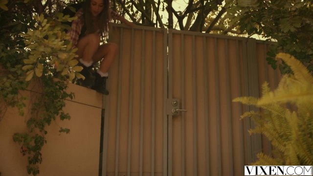 Две подруги после бассейна натирают мягкими писями член пловца