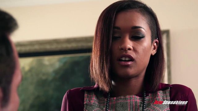 Превью Начальник пошел на поводу у секретарши и отодрал ее на столе грубо в пилотку № 2450