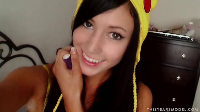 Превью Красавица в пижаме в виде Пикачу подрочила игрушкой писечку № 2498