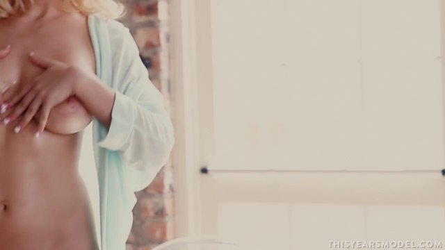 Превью Гламурная показывает горячий стриптиз мужу и снимает секс-видео № 2506