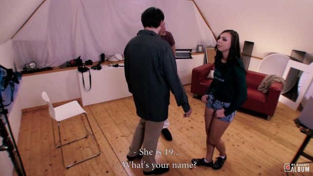 Превью Модель в павильоне для съемок ласкает хуец фотографа на бордовом диване № 2761