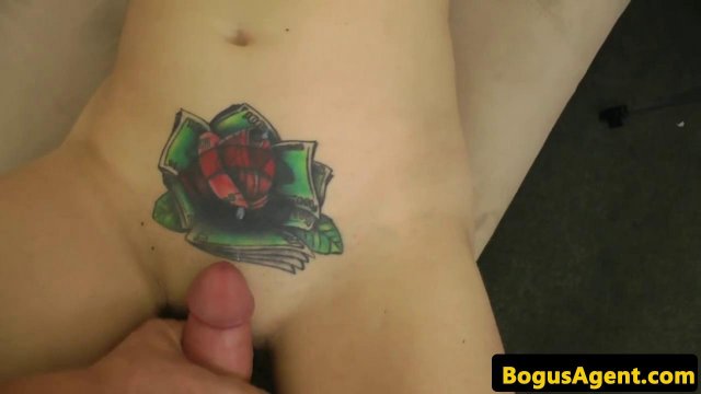 Превью Блонди с тату на лобке получила роль в фильме через еблю с режиссером № 3064