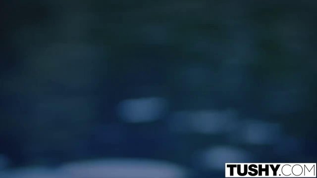 Превью Инструктор по плаванию выебал около бассейна симпатичную пловчиху № 3394