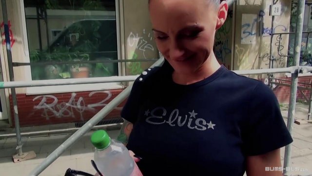 Татуированная красотка прыгает большой вагиной на симпатичном хую и стонет