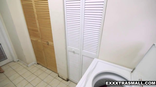 Почтальон вскрывает писечку стройной домохозяйки крупным членом