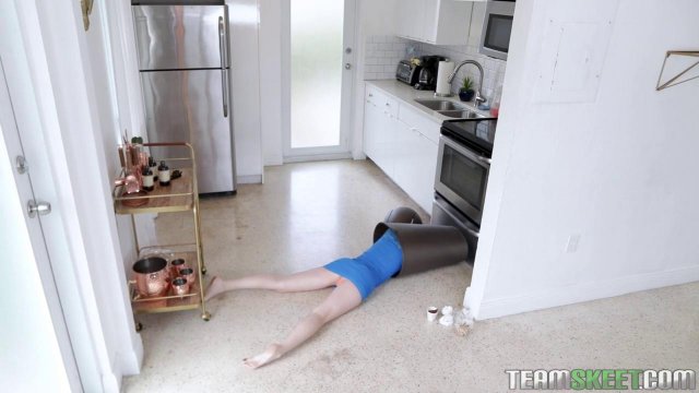 Брюнетка настолько сильно хотела своего парня, что раздвинула ножки в прихожей