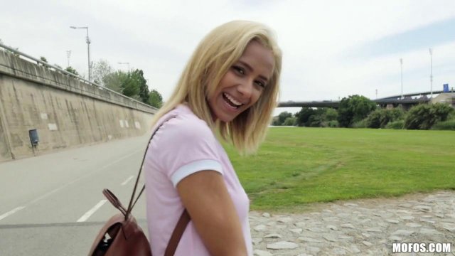 Превью Блондинка - блогерша согласилась заняться сексом за деньги № 35101