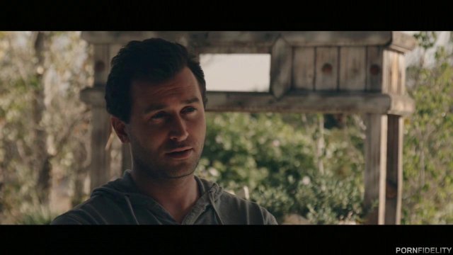 Продал свою жену двум мужикам с огромными членами