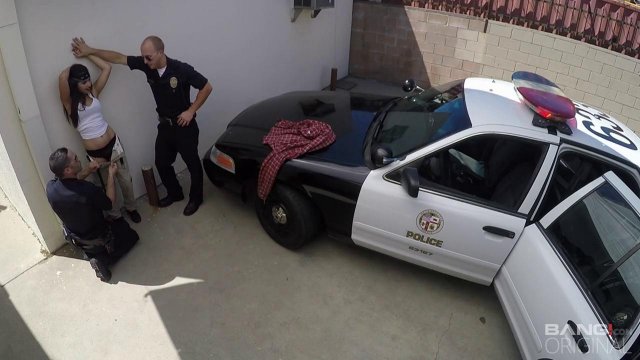 Превью Полицейские оттрахали красивую наркодиллершу и отпустили № 35240