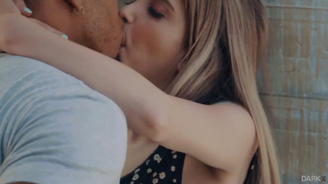 Превью Худенькая шатенка сильно кончила от большого черного члена № 35284