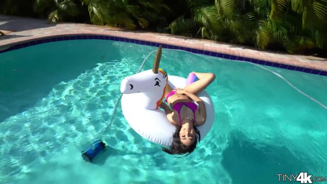 Превью Красивая брюнетка обкончалась на кухонном столе № 35300