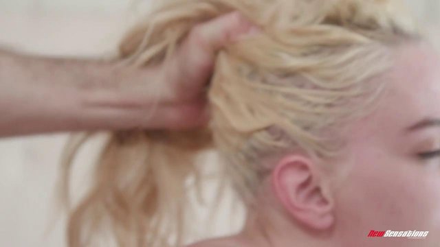 Превью Красивая блондинка кончает особенно сильно, когда трахается у окна № 35352