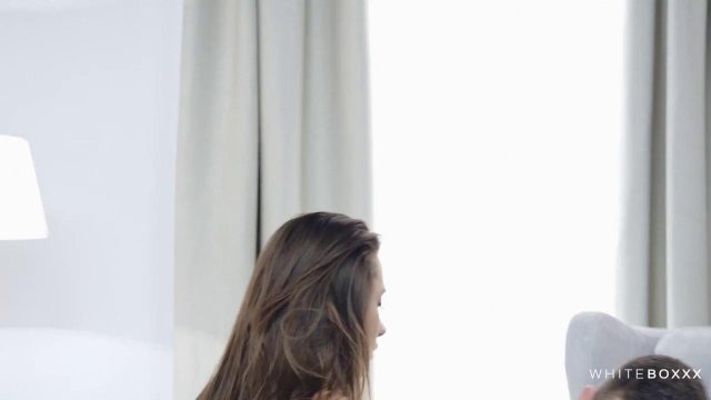 Превью Длинноволосая брюнетка кончила в неудобной позе на софе № 35381