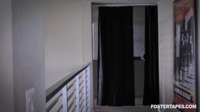 Кассандра проникла в комнату мужа своей подружки и пососала его член