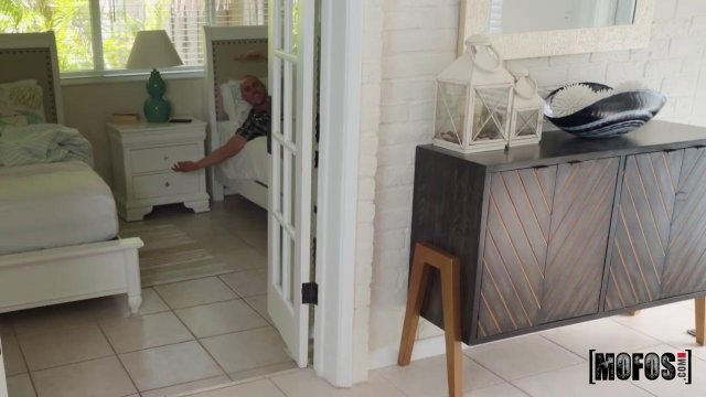 Миниатюрная студентка трахается со своим парнем несколько часов