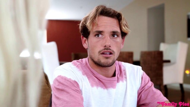 Блондинка с короткой стрижкой страстно трахается на диване