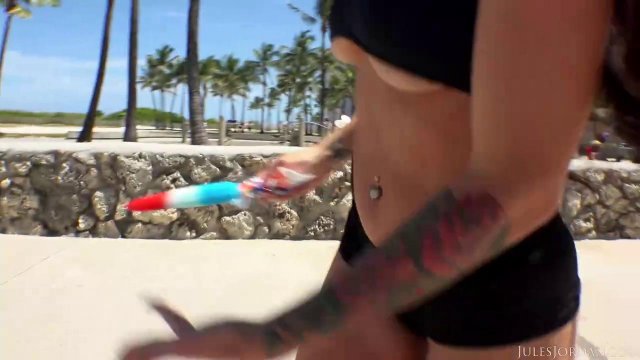 Дерзкая брюнетка с большой попкой соблазнила спасателя на пляже