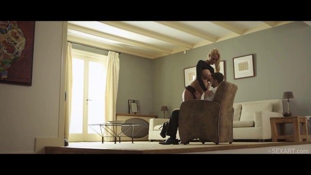 Горячая блондинка оттопырила задок под глубокий трах