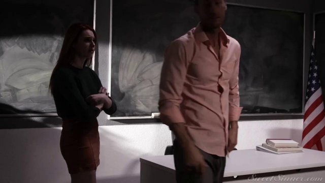 Похотливый препод попросил ее остаться после пар в его кабинете