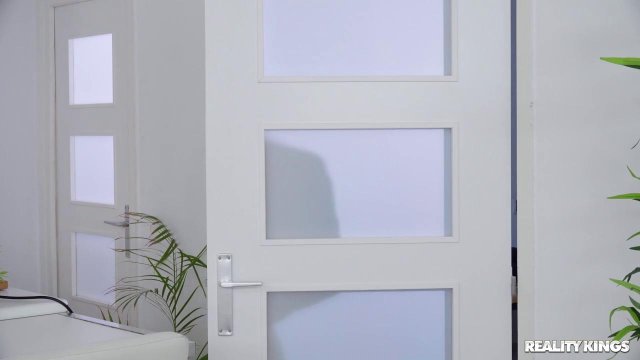 Превью Шлюховатая подружка Нэтали трахнулась с чужим мужем № 35513