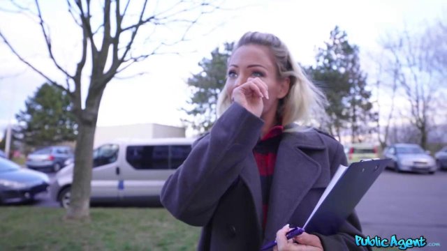 Превью Блондинка с голубыми глазами согласилась отсосать огромный член за сто евро № 35528