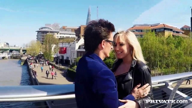 Превью Ботан уломал мамку лучшего друга поласкать его член влажными дырками № 3596