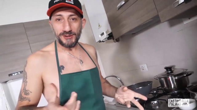 Араб на обеденном столе на красной скатерти жестко трахнул соседскую жену