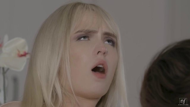 Превью Блондинка с челкой совратила друга на жаркий секс на кухне и потрахалась с ним после оральных ласк № 38016