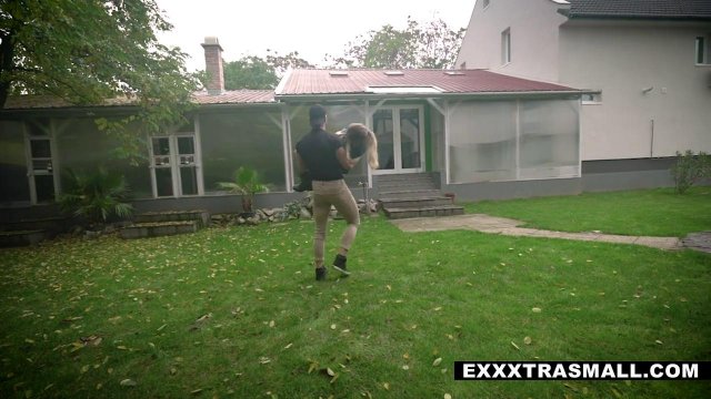 Парень вылизал своей девушке киску в ванной и трахнул ее на полу