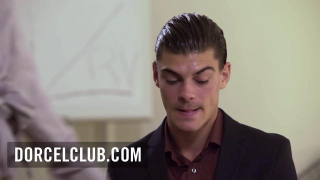 Стройная брюнетка дает трахать себя только в презервативе в разных позах