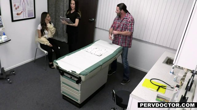 Превью Доктор и пациент трахают девушек и медсестру в групповухе № 38050