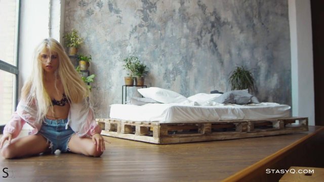 Превью Худая блондинка красиво танцует стриптиз и показывает все прелести № 38056