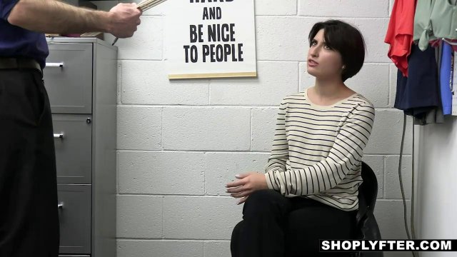 Превью Охранник трахнул наглую воровку с короткой стрижкой № 38064