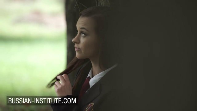 Красотка дала незнакомцу на природе во время прогулки