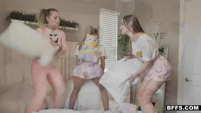 Парень имеет трех студенток в жаркой групповухе