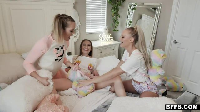 Превью Парень имеет трех студенток в жаркой групповухе № 38112