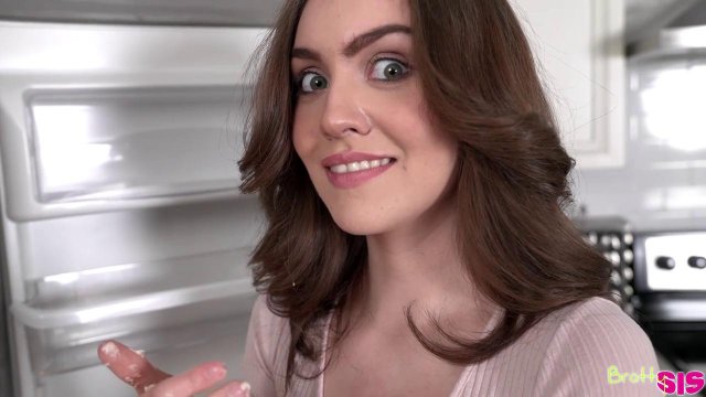 Брюнетка садится на член в позу наездницы и чпокается