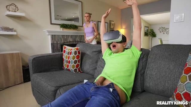 Превью Девушка отсосала парню в очках виртуальной реальности и подставила ему киску для траха № 39410