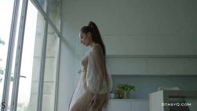 Превью Девушка с аккуратной грудью устроила эротическое шоу в масле и показала узкие дырочки № 39431