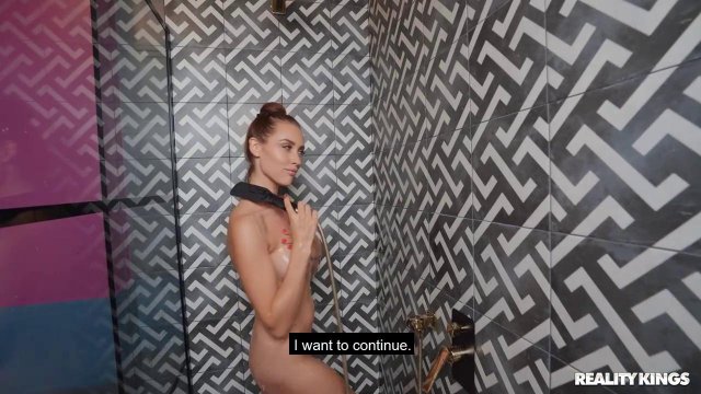 Не дал красотке помыться в душе, попросив минет и трахнув ее в киску